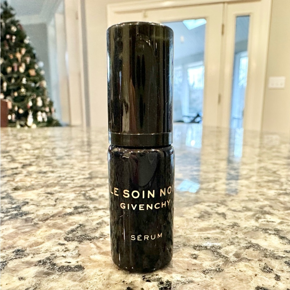 NWOT GIVENCHY Le Soin Noir Serum * Travel Size 0.17 oz / 5 ml